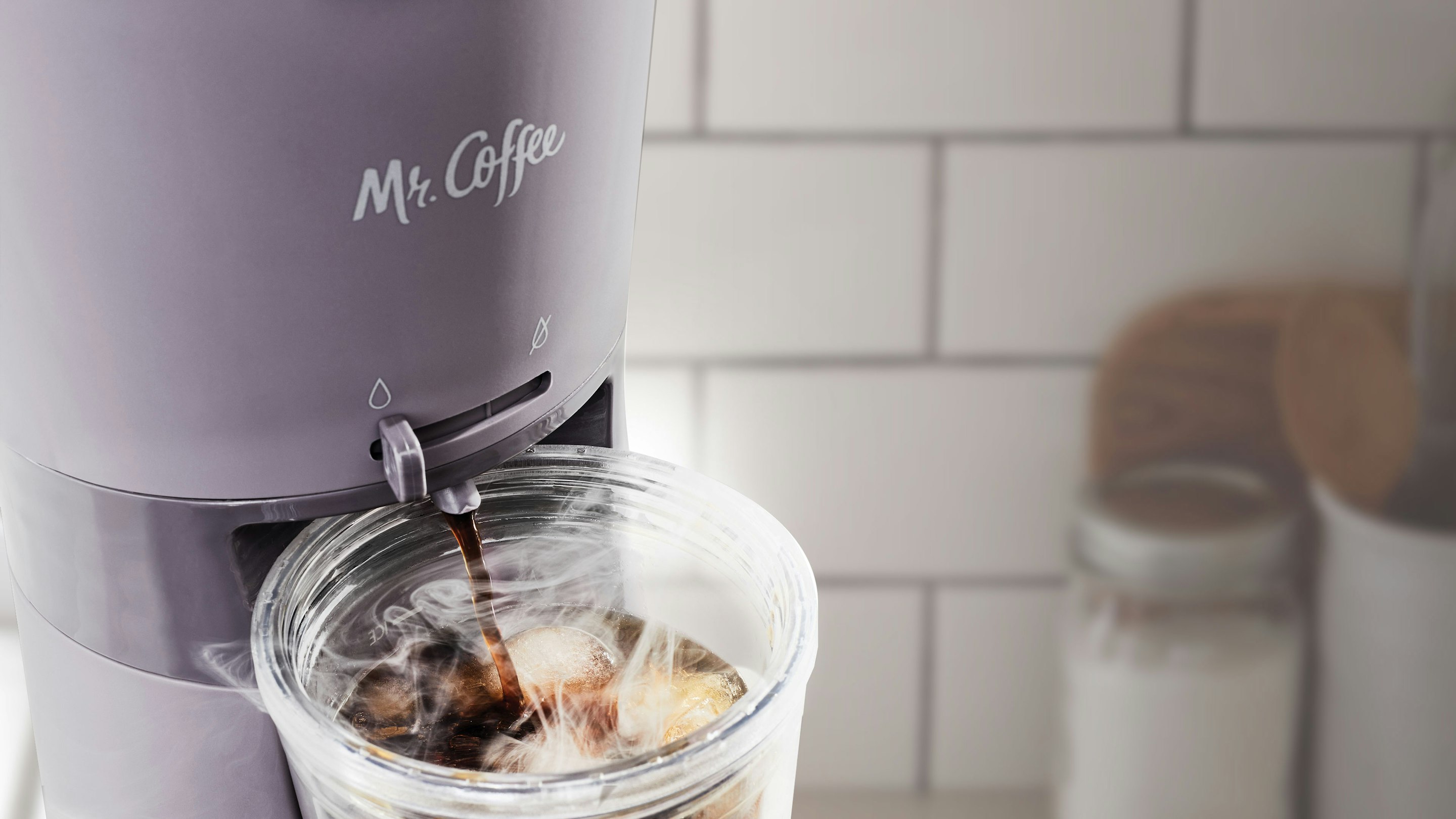 iced coffee maker dispensing coffee