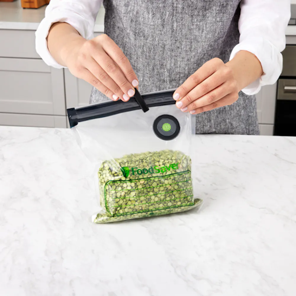 FoodSaver V2240 新品未使用 FoodSaver 14-Piece Starter Kit with Vacuum Seal Roll and Bags