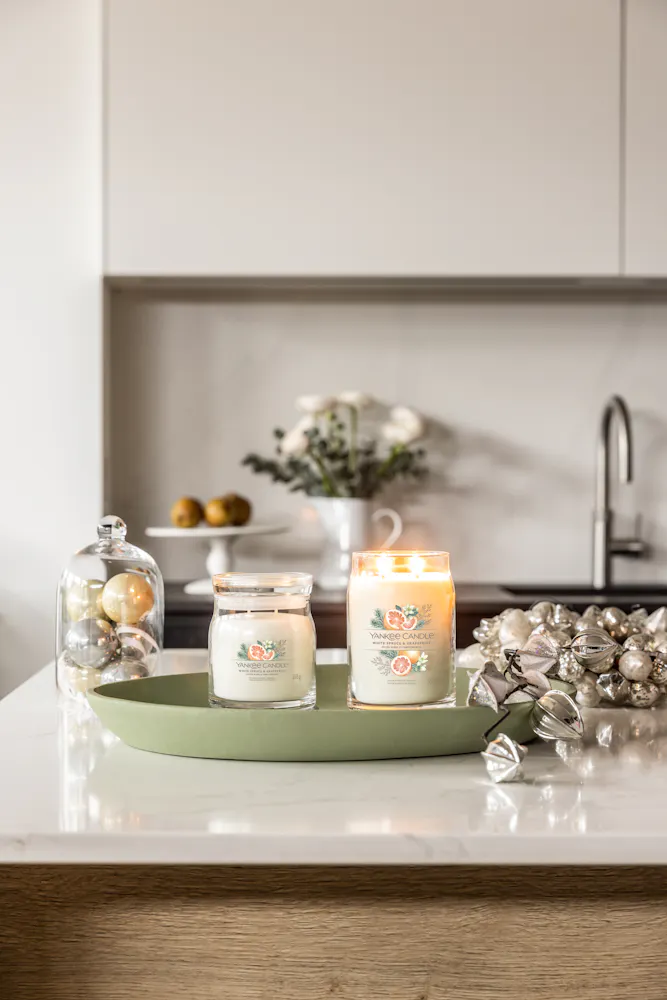 Candela Naturale Al Melograno E Prugna - Isola Di Skye Candle Company, Piccolo Bicchiere 30 Ore