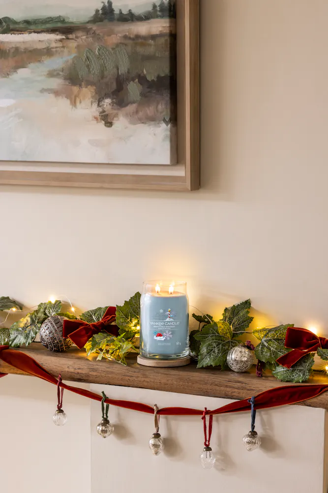 Yankee Candle Giara Media North Pole Hideaway, Profumo Invernale Con Note Di Gelato, 150 Ore Di Bruciatura - 4